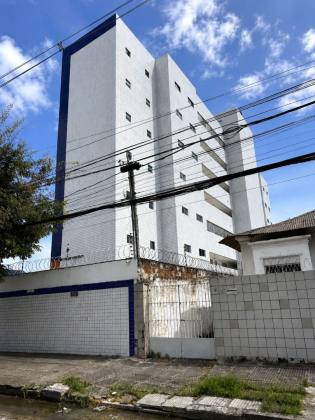 Apartamento totalmente reformado, nascente, extremamente ventilado e pronto para morar.