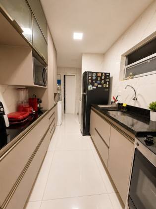 Apartamento totalmente reformado, nascente, extremamente ventilado e pronto para morar.