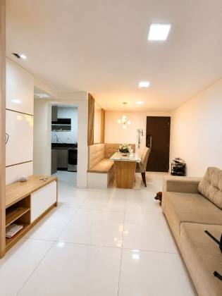 Apartamento totalmente reformado, nascente, extremamente ventilado e pronto para morar.
