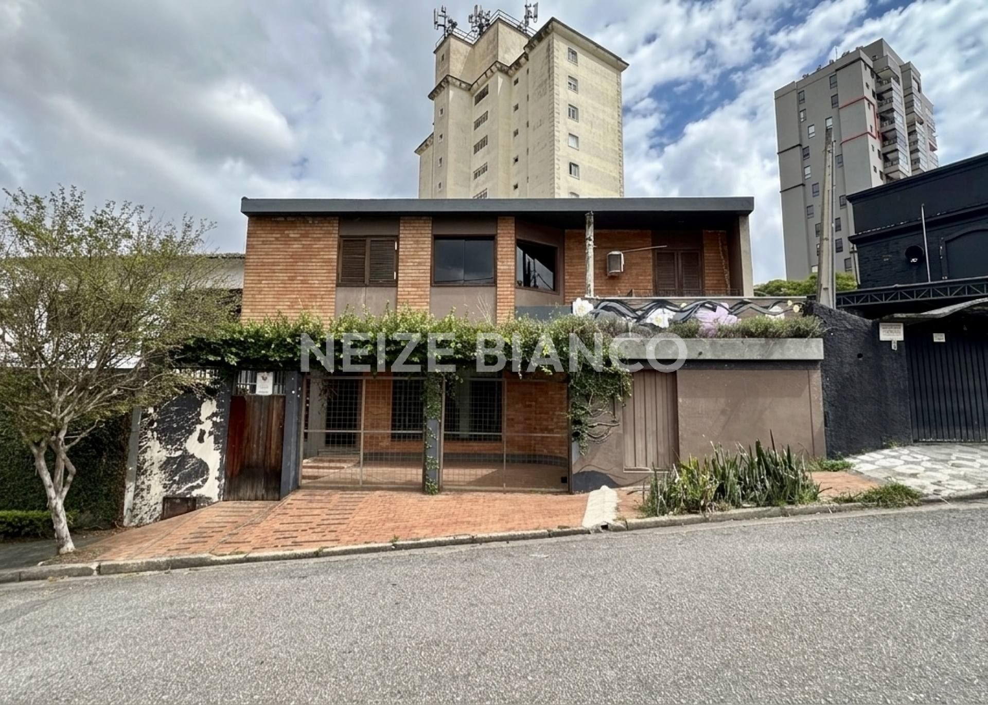 Sobrado Para Alugar com 6 suítes no bairro Jd. Paulistano em Sorocaba