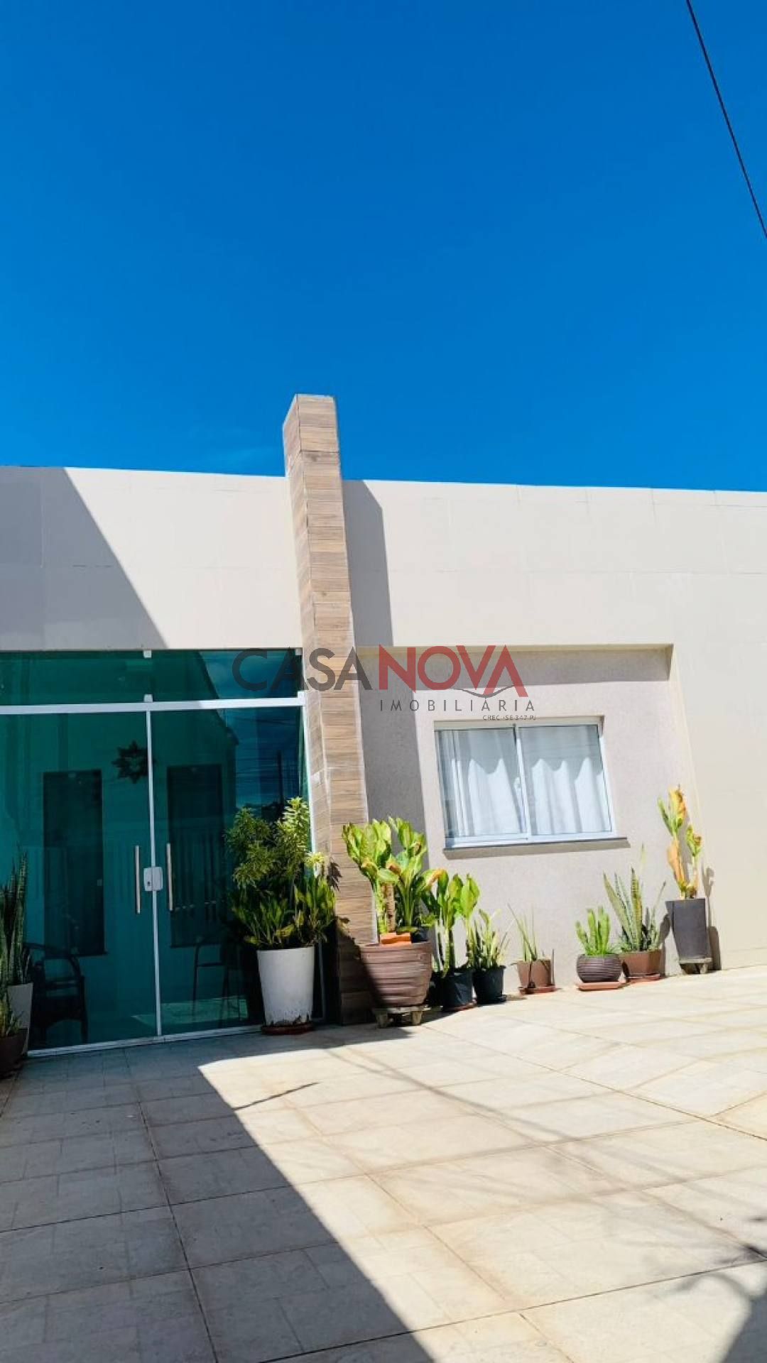 Excelente casa com piscina em boa localização na Jabutiana com 4/4,sendo 2 suítes