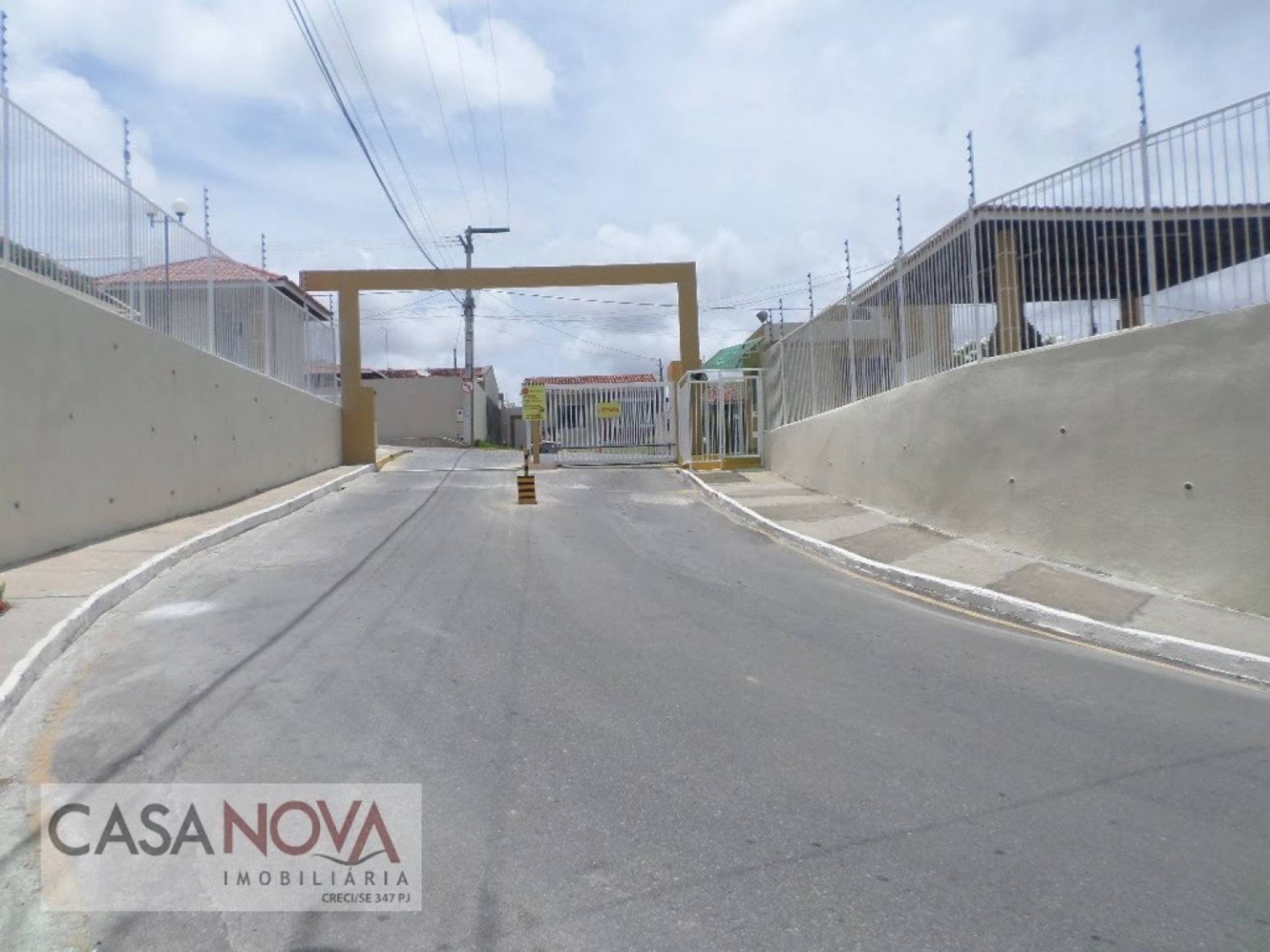 Casa em Condomínio Fechado em São Cristovão com 2/4, sendo 1 suíte