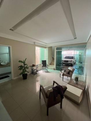 Casa no 18 no forte com 4/4, sendo 2 suítes
