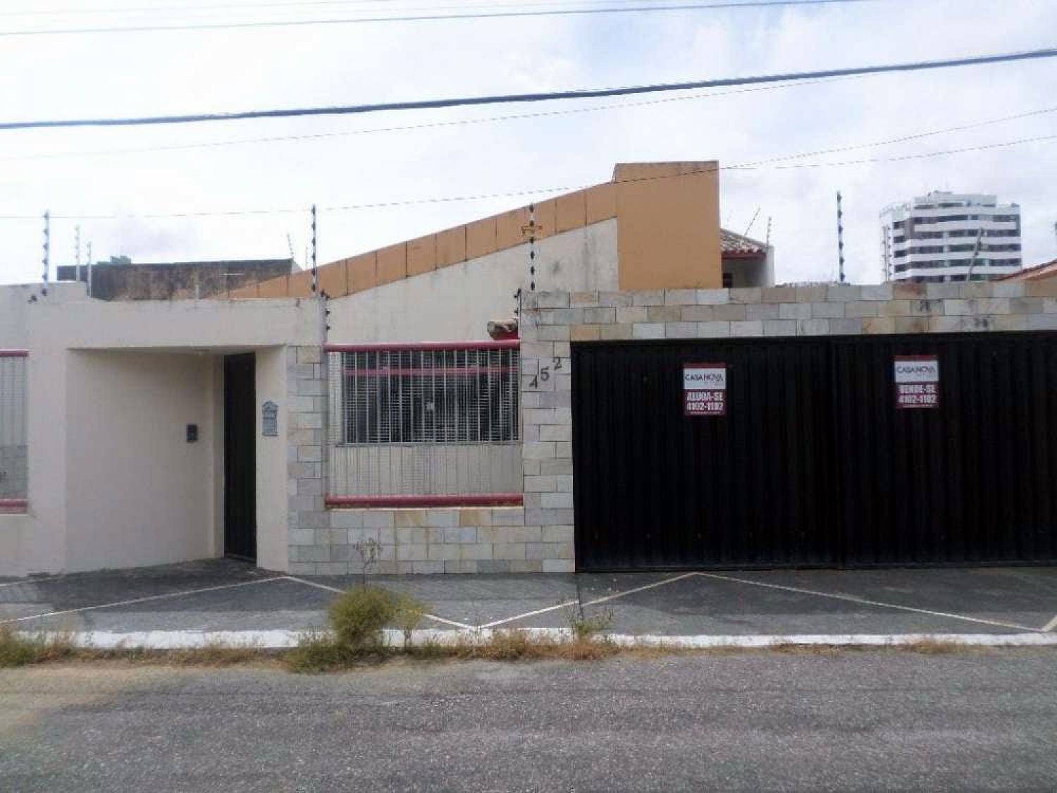 Casa em boa localização no Salgado Filho com 5/4, sendo 3 suítes