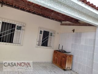 Casa com 2/4 em boa localização na Aruana