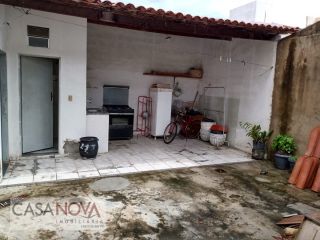 Casa com 2/4 em boa localização na Aruana