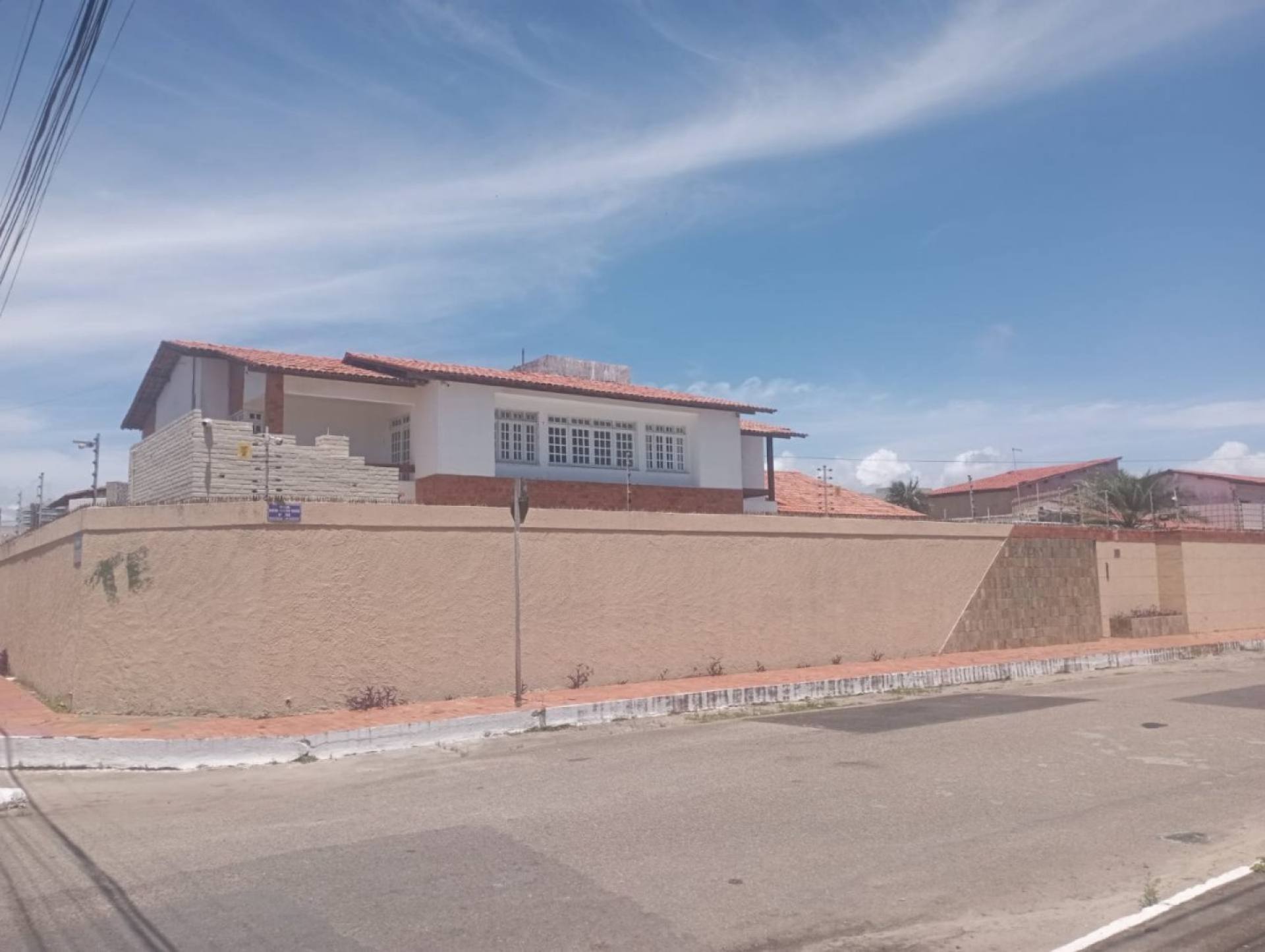 Casa com 5/4, sendo 2 suites master e piscina na Coroa do Meio