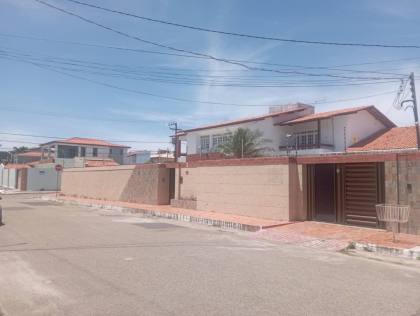 Casa com 5/4, sendo 2 suites master e piscina na Coroa do Meio