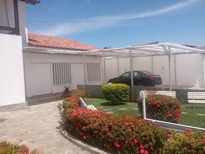 Casa com 5/4, sendo 2 suites master e piscina na Coroa do Meio