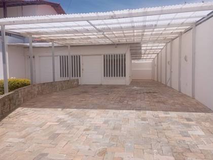 Casa com 5/4, sendo 2 suites master e piscina na Coroa do Meio
