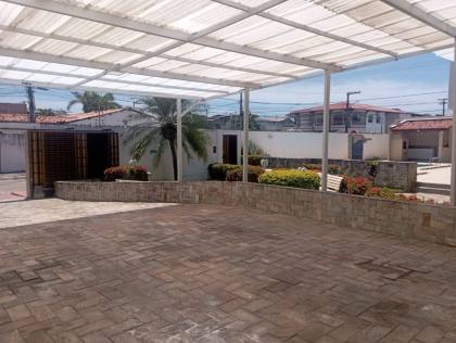 Casa com 5/4, sendo 2 suites master e piscina na Coroa do Meio
