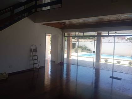 Casa com 5/4, sendo 2 suites master e piscina na Coroa do Meio