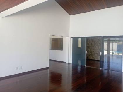 Casa com 5/4, sendo 2 suites master e piscina na Coroa do Meio