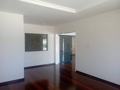 Casa com 5/4, sendo 2 suites master e piscina na Coroa do Meio