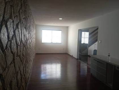 Casa com 5/4, sendo 2 suites master e piscina na Coroa do Meio