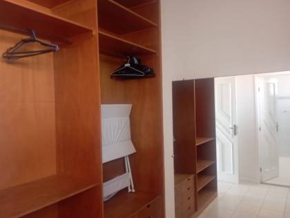 Casa com 5/4, sendo 2 suites master e piscina na Coroa do Meio