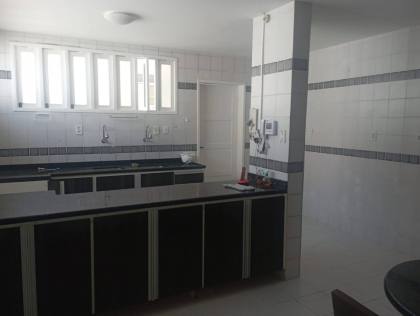 Casa com 5/4, sendo 2 suites master e piscina na Coroa do Meio