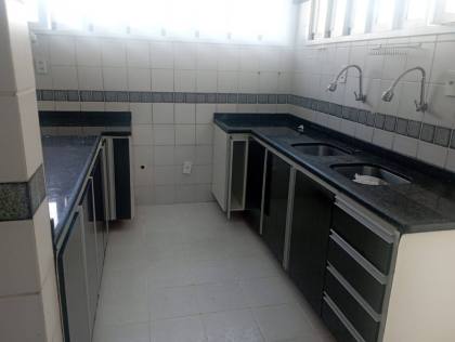 Casa com 5/4, sendo 2 suites master e piscina na Coroa do Meio