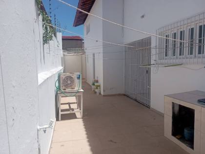Casa com 5/4, sendo 2 suites master e piscina na Coroa do Meio