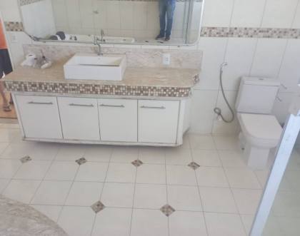 Casa com 5/4, sendo 2 suites master e piscina na Coroa do Meio