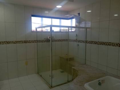 Casa com 5/4, sendo 2 suites master e piscina na Coroa do Meio