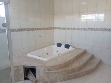 Casa com 5/4, sendo 2 suites master e piscina na Coroa do Meio