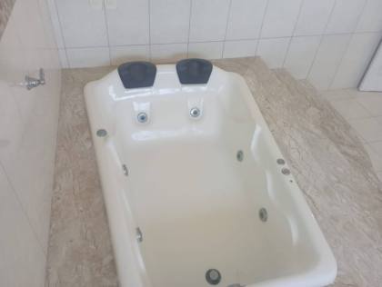 Casa com 5/4, sendo 2 suites master e piscina na Coroa do Meio