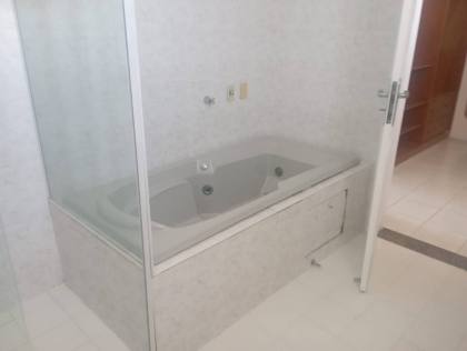 Casa com 5/4, sendo 2 suites master e piscina na Coroa do Meio