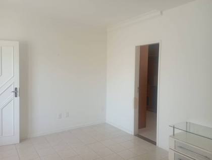 Casa com 5/4, sendo 2 suites master e piscina na Coroa do Meio