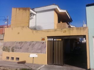 Oportunidade -  Vende-se Residencial com 3 Casas duplex a 800m da praia.