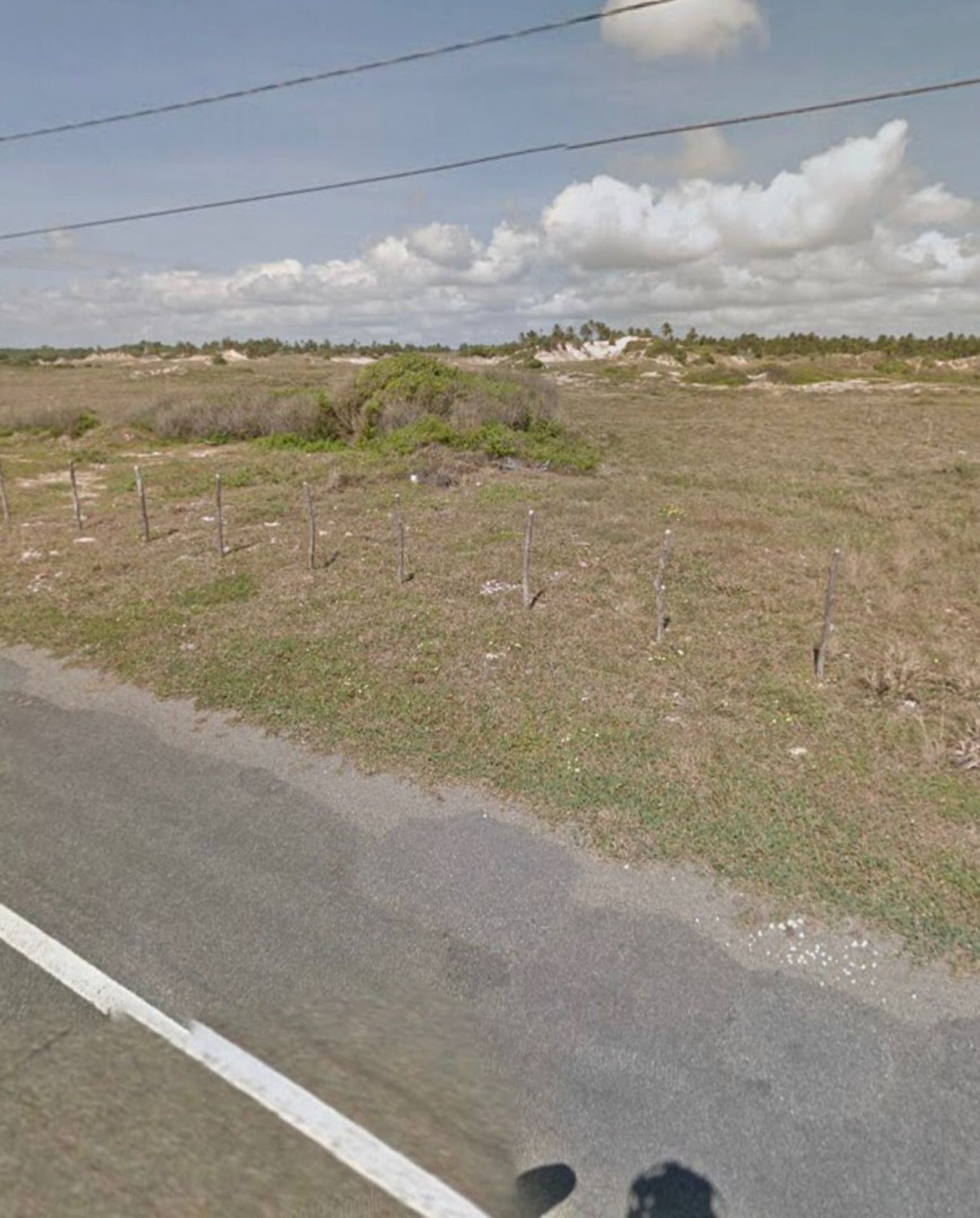 Terreno com escritura medindo 50 x 300 m na Rodovia Jose Sarney, frente mar.