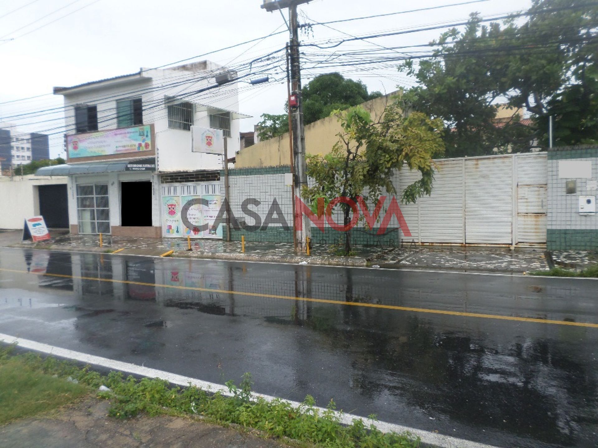Excelente Casa com Piscina e Ponto Comercias no bairro Coroa do Meio!