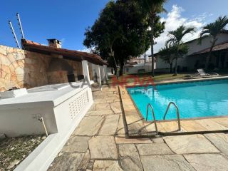 Casa Térrea com 5/4, sendo 3 suítes e com piscina na Coroa do Meio