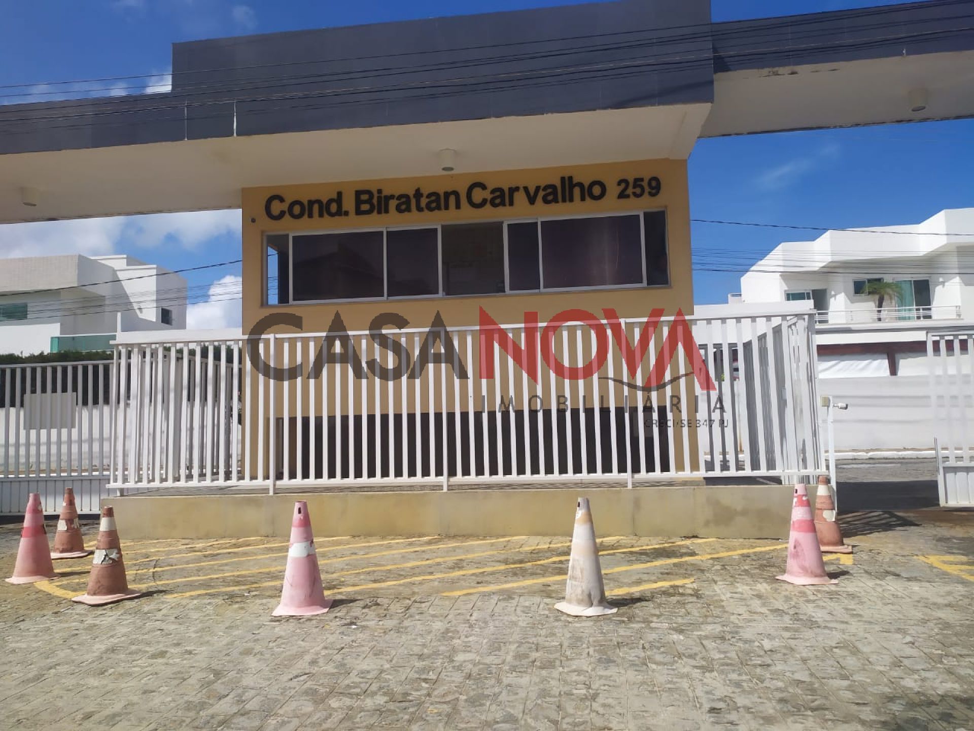 CASA A VENDA COM 3 SUITES COM CLOSET EM CONDOMINIO FECHADO NA ARUANA