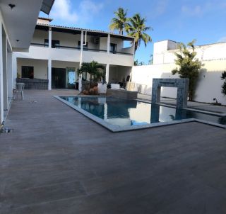 CASA DUPLEX COM PISCINA PROJETADA RECÉM REFORMADA EM MOSQUEIRO