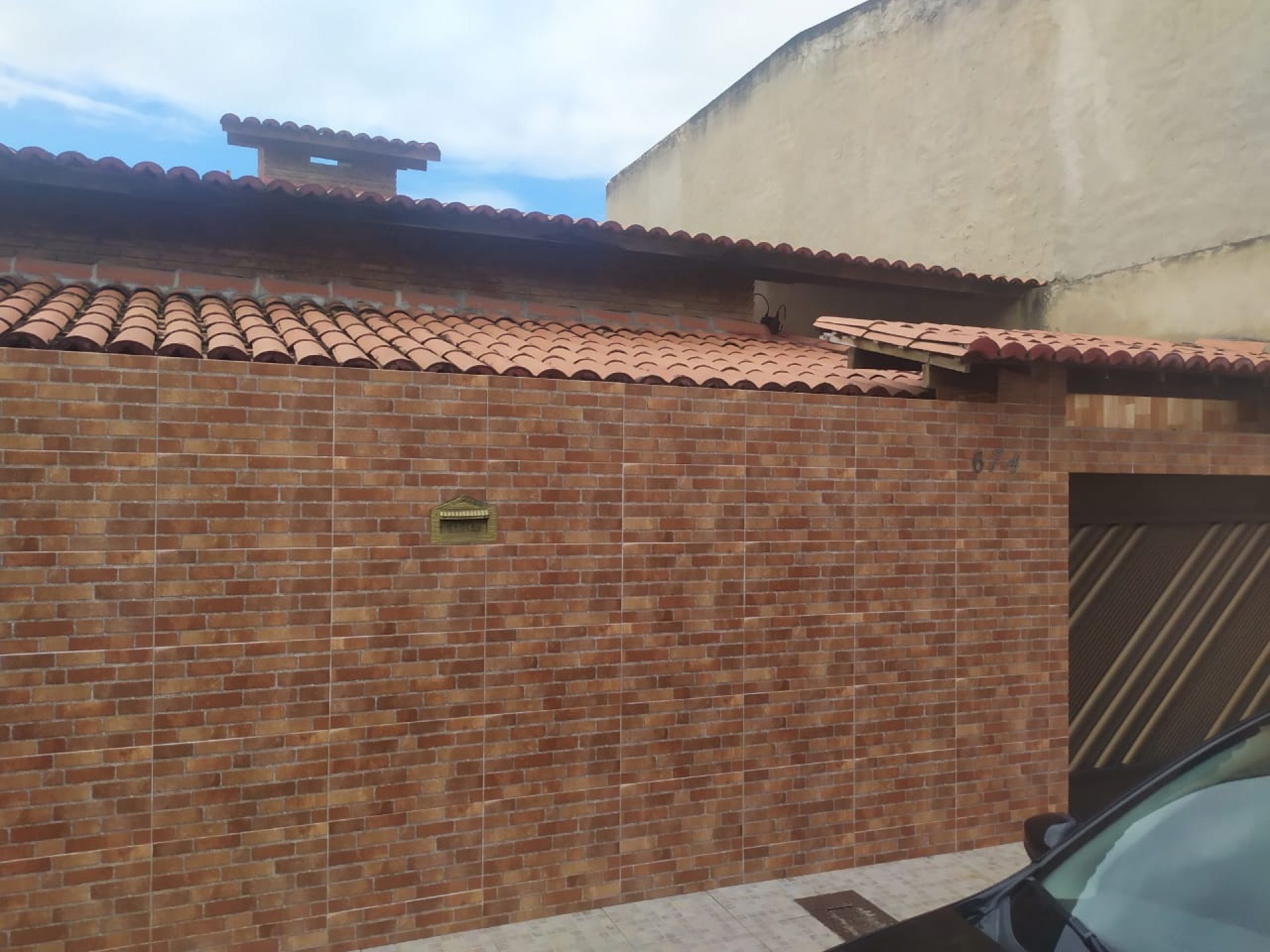 VENDO UMA CASA COM 3/4 NA COROA DO MEIO TODA REFORMADA