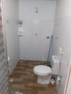 VENDO UMA CASA COM 3/4 NA COROA DO MEIO TODA REFORMADA