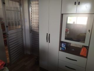 VENDO UMA CASA COM 3/4 NA COROA DO MEIO TODA REFORMADA