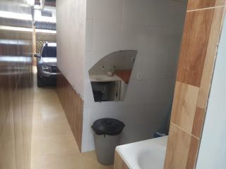 VENDO UMA CASA COM 3/4 NA COROA DO MEIO TODA REFORMADA