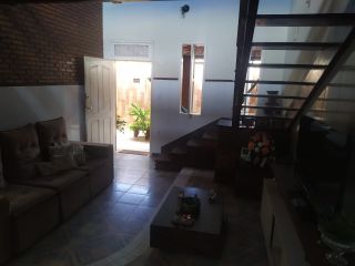 VENDO UMA CASA COM 3/4 NA COROA DO MEIO TODA REFORMADA