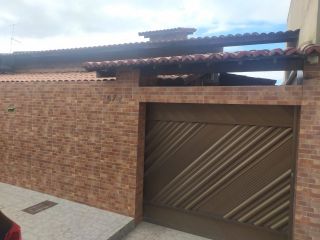 VENDO UMA CASA COM 3/4 NA COROA DO MEIO TODA REFORMADA