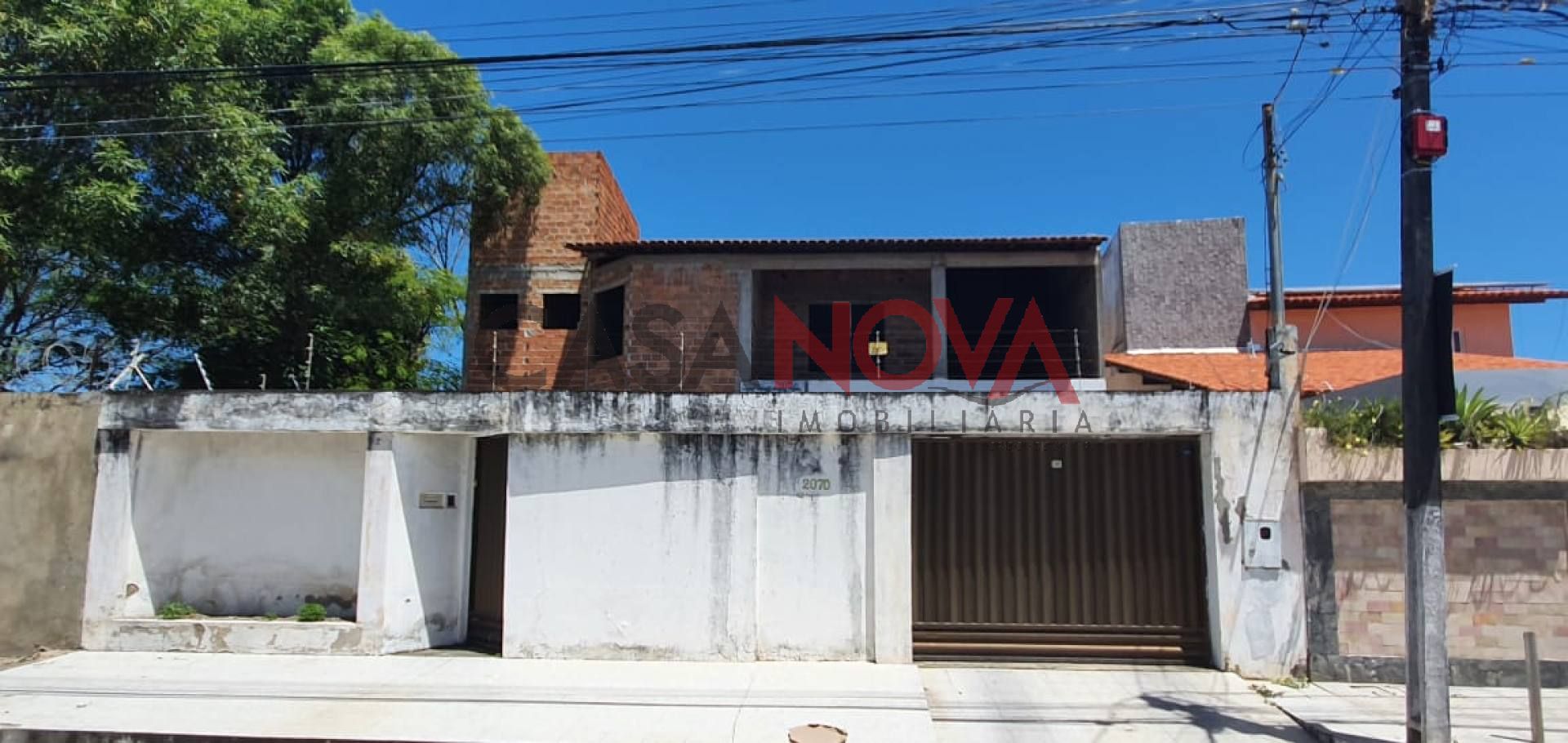 Casa com 2 pavimentos 7/4 em ótima localização na Coroa do Meio