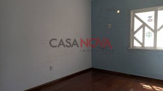 CASA NA COROA DO MEIO EM BOA LOCALIZAÇÃO COM 4/4,SENDO 2 SUÍTES