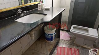 CASA NA COROA DO MEIO EM BOA LOCALIZAÇÃO COM 4/4,SENDO 2 SUÍTES