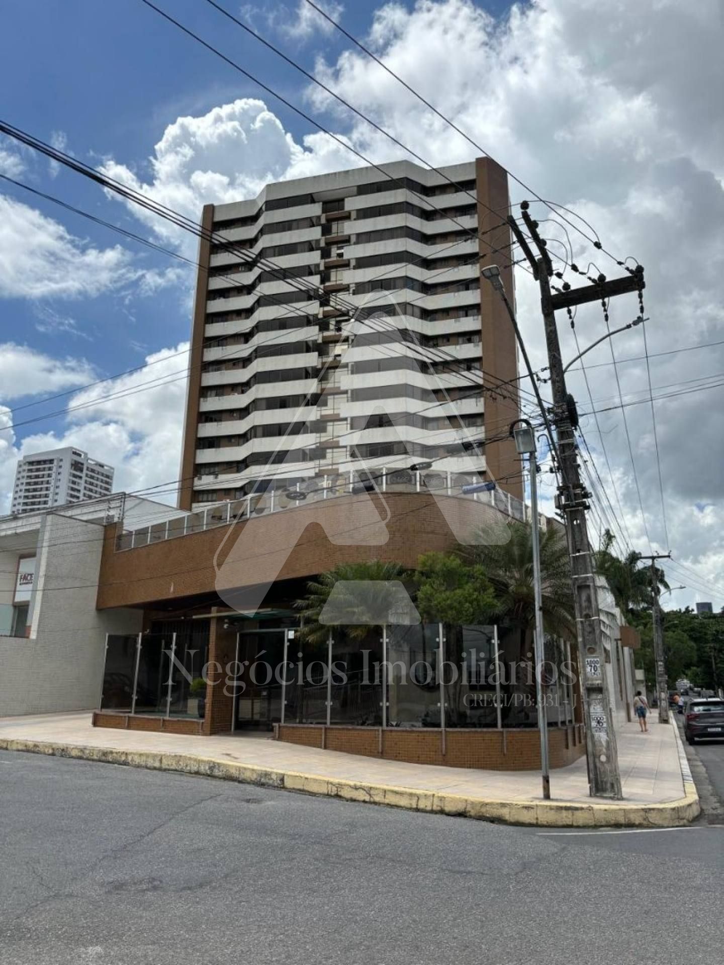 Alugo apartamento com 04 suítes no Edifício Monalisa