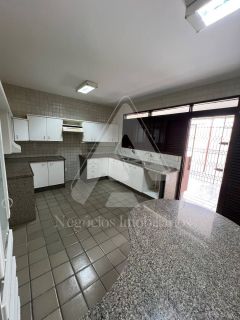 Casa de alto padrão com 04 suítes no bairro Universitário