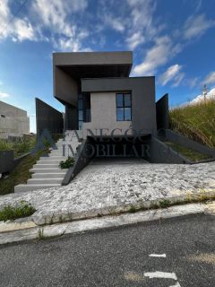 Alugo casa em condomínio fechado com 03 suítes