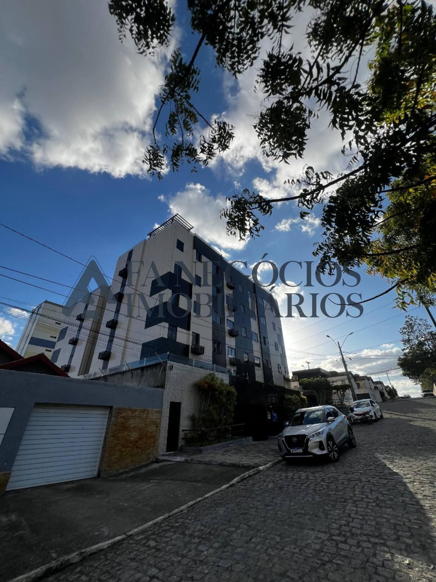 Apartamento com três dormitórios a venda na Prata