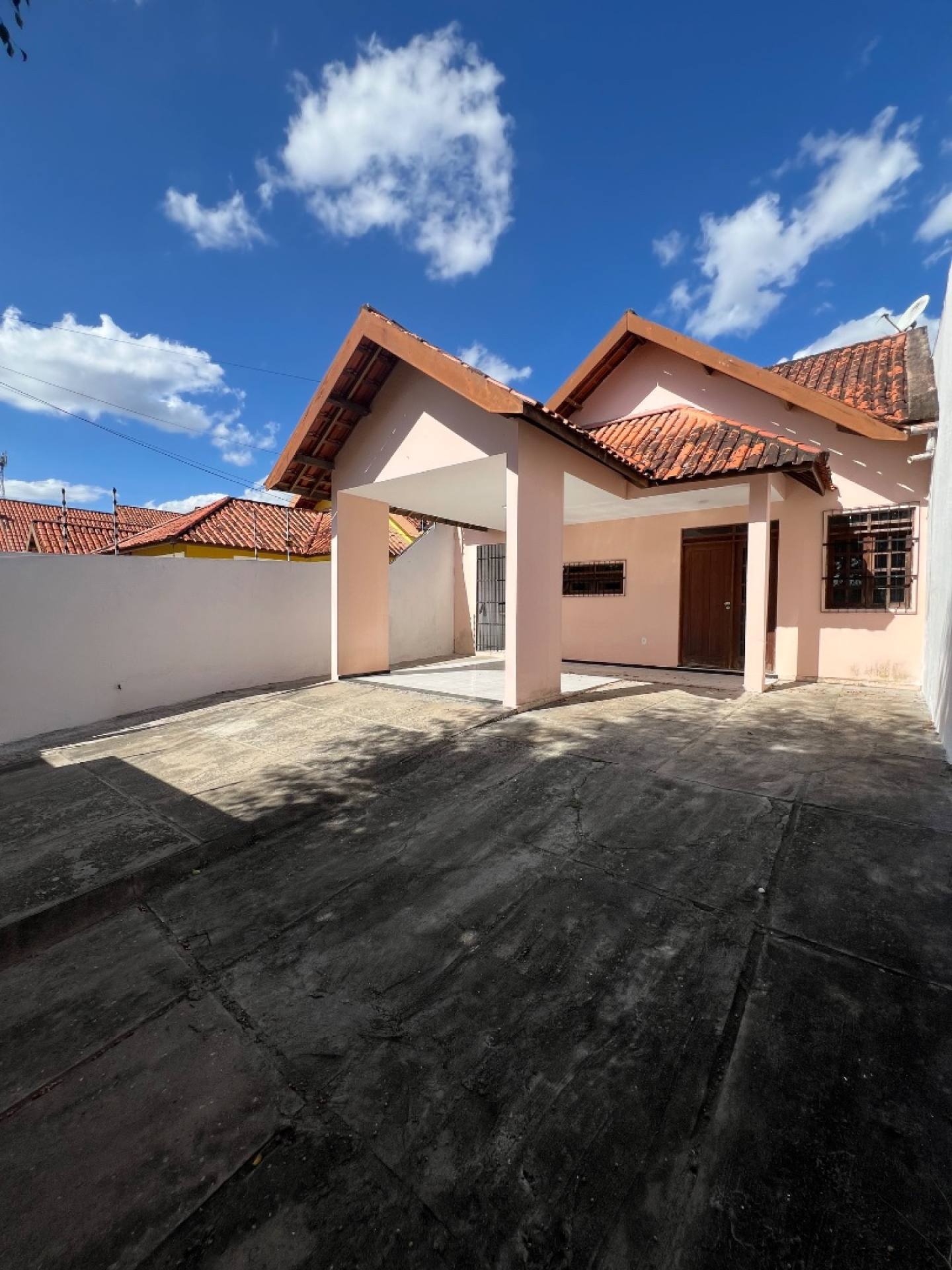 Casa pra locação no Catole com 03 dormitórios - próximo ao shopping