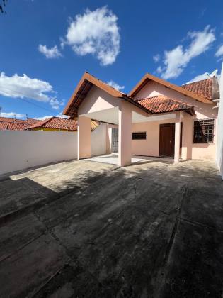 Casa pra locação no Catole com 03 dormitórios - próximo ao shopping